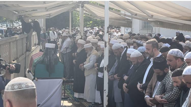 <p>Köyde toplanan yaklaşık 250 bin kişi tarafından karşılanan cenaze, kılınan namazın ardından aile mezarlığına defnedildi.</p>
