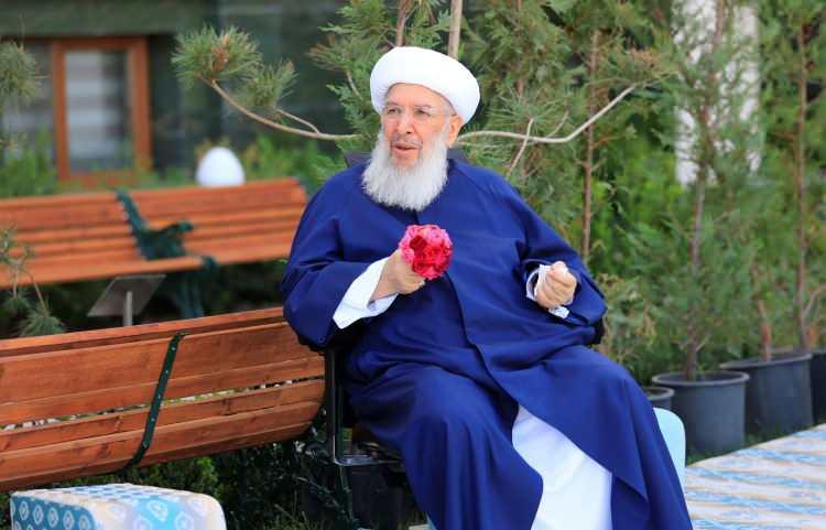 <p>Gerçek yaşı 81 olan Hüseyni 1993 yılında vefat eden ağabeyi Muhammed Raşid Erol’dan sonra tarikatın başına geçti. Hüseyni’nin 5’i erkek 7 çocuk babası olduğu öğrenildi.</p>
