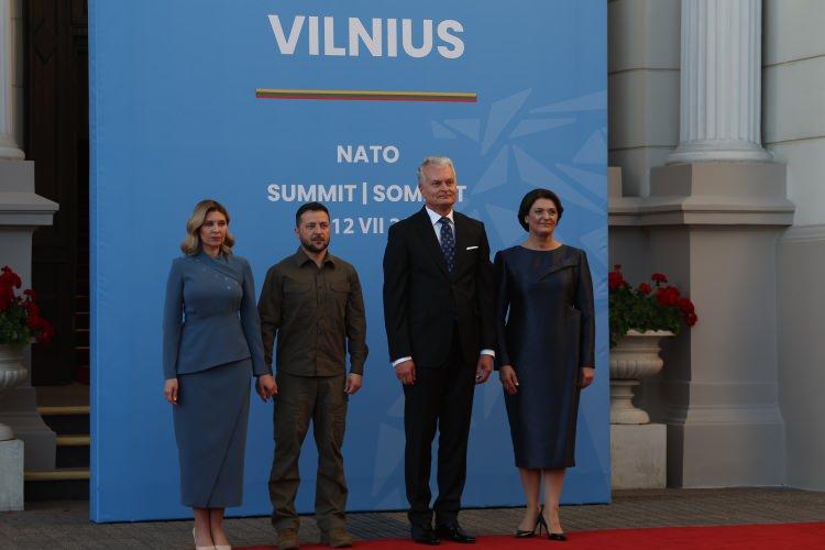 <p>Litvanya'nın başkenti Vilnius'ta düzenlenen NATO Zirvesi’nin ilk gününün ardından konuşan Stoltenberg, Ukrayna’nın NATO standartlarına gelmesi için birkaç yıllık bir programın oluşturulduğunu belirtti.</p>
