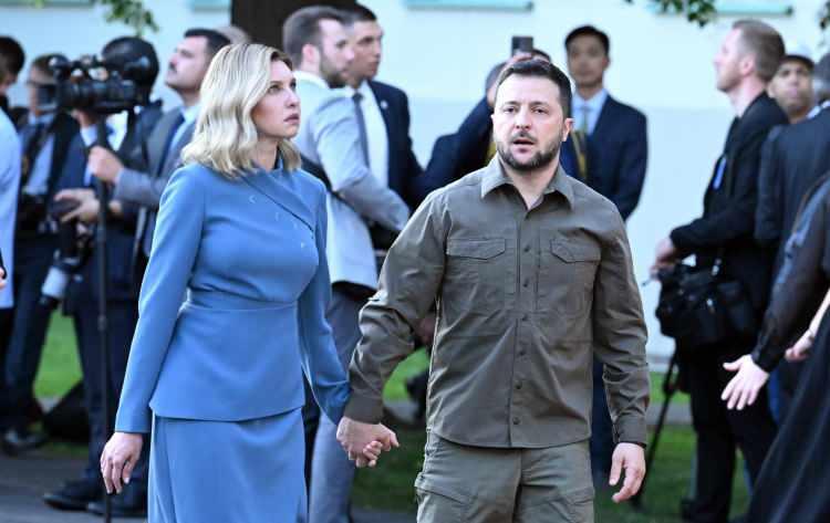 <p>Zelenskiy ise katılımın geciktirilmesinin “saçma” olduğunu ifade ediyor ve savaşın sonlanmasıyla birlikte üyeliğe alınmaları gerektiğini savunuyor.</p>