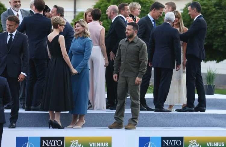 <p>NATO Zirvesi'nden beklediği desteği alamayan Zelenski katılımın geciktirilmesinin “saçma” olduğunu ifade etti. Zelenski'nin zirvede çekilen yalnız bir fotoğrafı ise sosyal medyada gündem oldu.</p>
