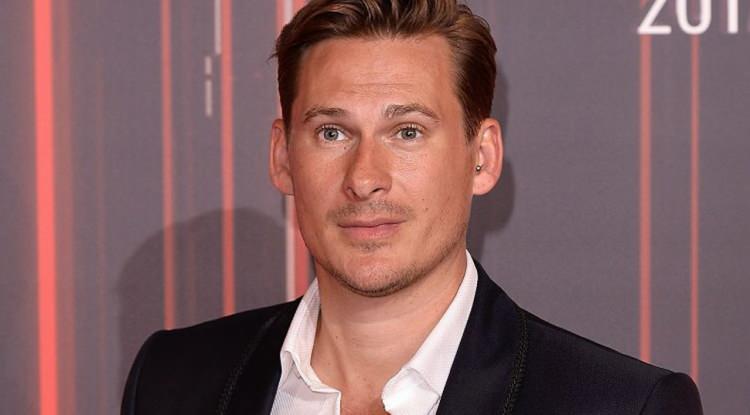<p><span style="color:#FF0000"><strong>Dünyaca ünlü müzik grubu 'Blue'nun solisti Lee Ryan, THY'nin Trabzon-İstanbul uçuşunda bir yolcuyla kavga etti. Uçakta başlayan ve havalimanında da devam eden kavganın büyümesiyle taraflar, karakola götürüldü.</strong></span></p>