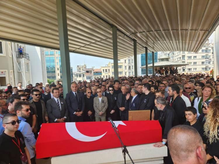 <p>Özkan Uğur için Taksim Camii'nde cenaze namazı kılındı.</p>