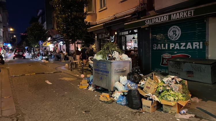 <p>Rasimpaşa Mahallesi'nde kafe ve lokantaların bulunduğu Karakolhane Caddesi'nde çöpler konteynerlerden sokaklara taştı.</p>

<p> </p>
