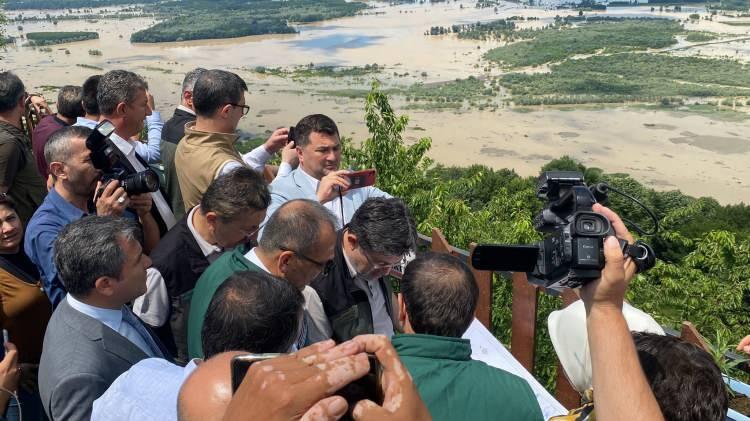 <p>"Başta Sayın Valimiz olmak üzere Devlet Su İşlerimizin buradaki ilgili çalışma arkadaşlarımız, karayolları ve orman yani devlet kurumların neredeyse tamamı çok yoğun bir çalışma içerisinde girdiler." diyen Yumaklı, "6 Temmuz'dan itibaren hazırlıklarını yaptılar, Elhamdülillah şu ana kadar herhangi bir can kaybımız, yaralımız ya da kaybımız yok. Hayvan telefleriyle alakalı çok majör durumumuz da yok. Bu bizi sevindiriyor. Bütün hazırlıkların tamamlanıp artık bir daha Düzce'nin gündeminden sel ve taşkın konusunu çıkarmamız gerekir” dedi. </p>
