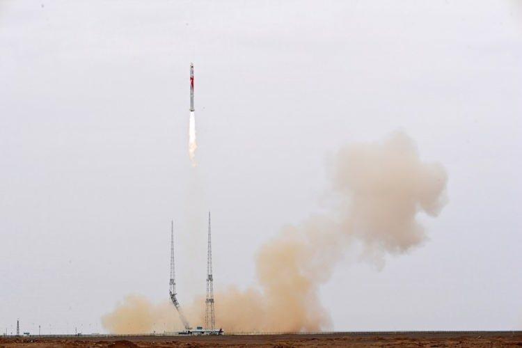 <p>Devlet medyasının bildirdiğine göre, Zhuque-2 taşıyıcı roketi Çarşamba günü yerel saatle 09:00'da (GMT 01:00) Çin'in kuzeybatısındaki İç Moğolistan özerk bölgesindeki Jiuquan Uydu Fırlatma Merkezi'nden havalandı ve "<strong>uçuş görevini prosedüre uygun olarak tamamladı".</strong></p>
