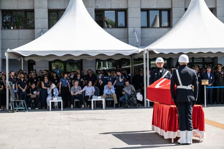 <p>Törene şehit polisin ailesinin yanı sıra İstanbul Valisi Davut Gül, İl Emniyet Müdürü Zafer Aktaş ve yakınları ile çalışma arkadaşları katıldı.</p>