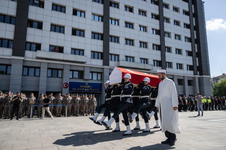 <p>Burada konuşan İstanbul Emniyet Müdürü Zafer Aktaş, polis memuru Alp Efe Bekit'in Kağıthane Merkez Mahallesi İmrahor Caddesi'nde sabit motosiklet uygulaması yapıldığı sırada "dur" ihtarına uymayan bir motosiklet sürücüsünün çarpması sonucu şehit olduğunu hatırlattı.</p>