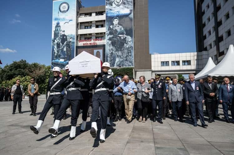 <p>Aktaş, polis teşkilatı olarak ülkenin huzur ve güvenliği için mesai mefhumu gözetmeksizin azimle çalışmayı sürdüreceklerini dile getirerek, "Devletine ve milletine bağlı, görev aşkı ile dolu iken mertebelerin en yükseği olan şehitlik mertebesine erişen aziz şehidimizi hiçbir zaman unutmayacağız." diye konuştu.</p>