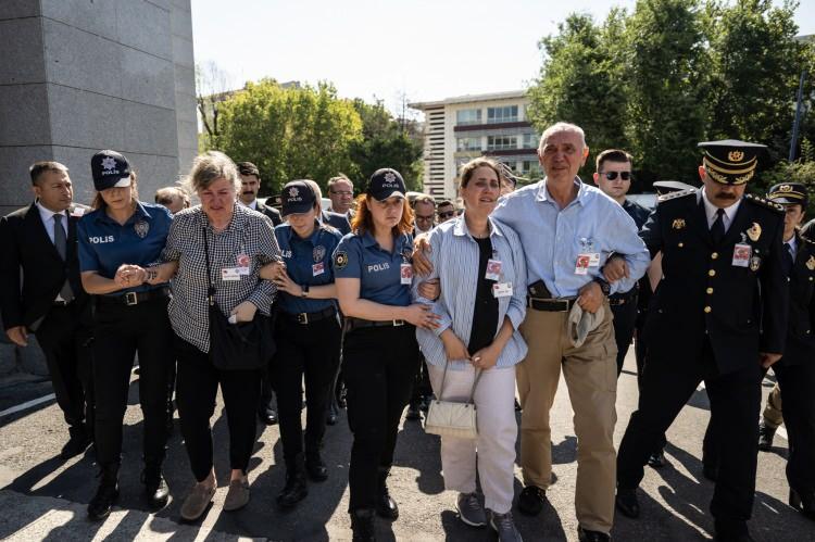 <p>Okunan duanın ardından şehit Bekit'in naaşı, tören mangası tarafından omuzlarda taşınarak cenaze aracına konuldu.</p>