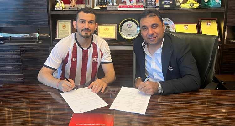 <p>Emrah Başsan (Orta saha) <br />
<br />
<br />
Yukatel Kayserispor > Demir Grup Sivasspor</p>
