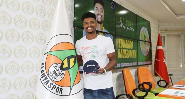 <p>Eduardo Bauermann (Stoper) <br />
<br />
<br />
Santos > Corendon Alanyaspor</p>
