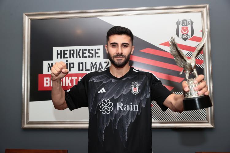 <p>Emrecan Bulut (Sol Kanat) </p>
<p><br />
Somaspor > Beşiktaş</p>