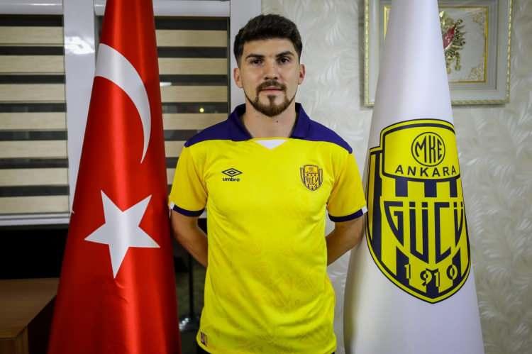 <p>Hayrullah Bilazer (Sağ bek) <br />
<br />
<br />
Giresunspor > Ankaragücü</p>
