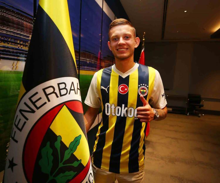 <p>Sebastian Szymanski (Orta saha)<br />
<br />
<br />
Feyenoord > Fenerbahçe</p>
