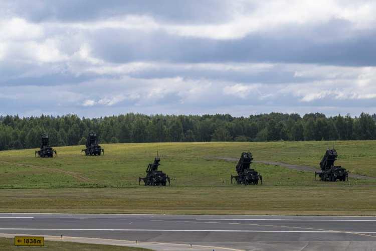 <p> Litvanya'nın başkenti Vilnius'ta yarın başlayacak NATO Zirvesi için Vilnius Havalimanı'na Almanya'ya ait Patriot Hava Savunma Sistemi bataryaları yerleştirildi.</p>
