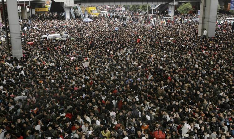 <p>Dünya nüfusu artarken nüfus artış hızı azalmakta</p>

<p> </p>

<p>BM Ekonomik ve Sosyal İşler Dairesi'nin (UNDESA) "Dünya Nüfus Beklentileri 2022" raporundaki tahminlere göre, dünyanın 2030'da 8,5 milyar, 2050'de 9,7 milyar, 2100'de ise 10,4 milyarlık nüfusa ev sahipliği yapacağı öngörülüyor.</p>

<p>Dünyada nüfusun artmaya devam ettiği ancak artış hızının azaldığı vurgulanan raporda, ölüm oranlarındaki düşüşün ardından doğurganlık oranının yüksek seviyelerde kalmasıyla nüfus artışının devam edeceği, doğurganlığın düşmesinin artış hızının da düşmesine neden olabileceği dikkat çekiliyor.</p>
