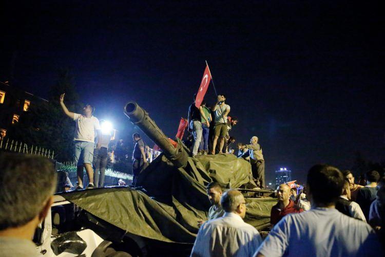 <p><strong>Türk milleti demokrasisi için canla başla nasıl mücadele ettiğini de herkese gösterdi. Biz ülkemiz için canını verecek bir milletiz. Türk milletinin ferasetini de tüm dünya görmüş oldu. Allah ülkemizi darbelerden korusun."</strong></p>
