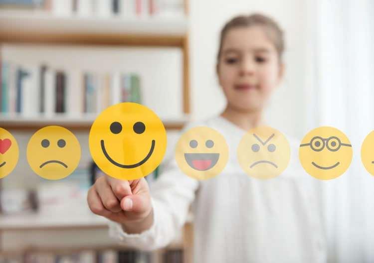 <p>ABD'de en fazla kullanılan emojiler eyaletler arası farklılık gösteriyor. Washington'da yeşil kare emojisi ilk sırada yer alırken Arizona'da en fazla ateş emojisi tercih ediliyor.</p>

<p> </p>

<p>ABD'de Twitter üzerinden yapılan her <strong>10 bin paylaşımın 239'unda sevinç gözyaşlarıyla gülen yüz, 179'unda yeşil kare, 148'inde sarı kare emojisinin</strong> yer aldığı belirlendi.</p>
