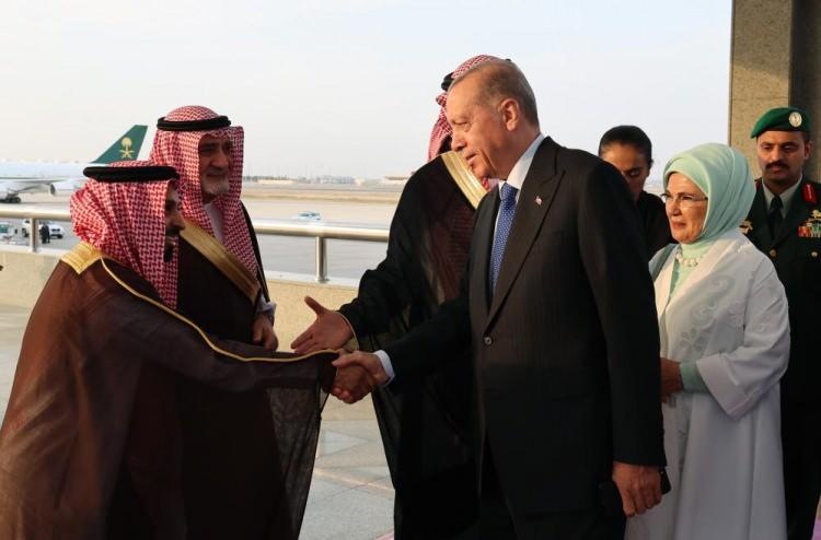 <p>Erdoğan, Kral Abdülaziz Uluslararası Havalimanı'nda, Cidde Bölge Emiri Yardımcısı Bedir Bin Sultan, Suudi Arabistan Dışişleri Bakanı Faysal bin Ferhan Al-Suud, Türkiye'nin Riyad Büyükelçisi Fatih Ulusoy, Türkiye'nin Yemen Büyükelçisi Mustafa Pulat ve İslam İşbirliği Teşkilatı Daimi Temsilcisi Büyükelçi Mehmet Metin Eker tarafından karşılandı.</p>