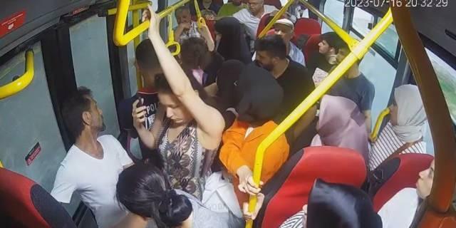 <p><span style="color:#000080"><strong>Geçtiğimiz günlerde Bursa'da bir otobüste çarşaf giyen bir gencin tercihine saygı duyumayarak ona hakaret eden kadın eleştirilerin odağı olmuştu.</strong></span></p>
