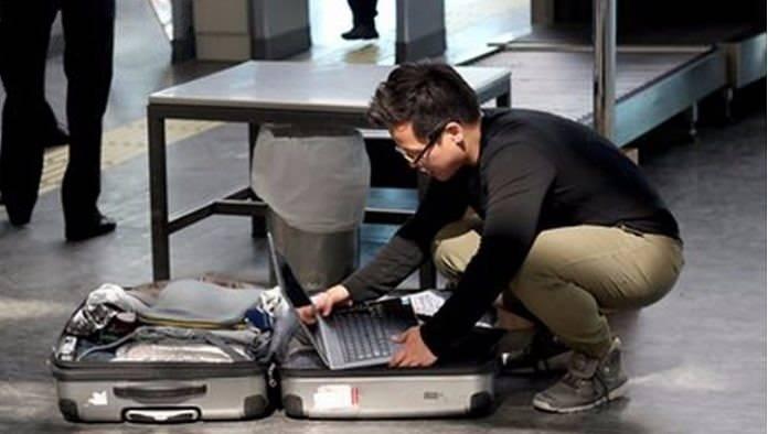 <p>Dünyanın dört bir yanında yolcuların ayakkabılarını, kemerlerini ve mont gibi dıştan giyilerin giysilerini çıkarması ve telefonlarını, dizüstü bilgisayarlarını, sıvıları ve el yapımı patlayıcı cihazların bir parçası olarak kullanılabilecek diğer her şeyi üzerinden çıkarması isteniyordu.</p>