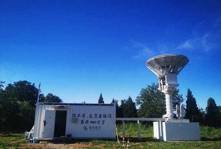 <p>Dünya genelinde de benzer bir eğilim yaşanıyor ve hükümetler yetersiz hizmet alan pazarlara geniş bant hizmetleri sunmaları için uydu internet şirketlerine önemli miktarda fon sağlıyor.</p>
