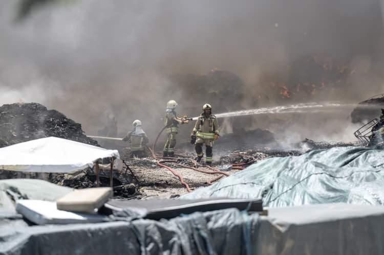 <p>Ankara'nın Gölbaşı ilçesindeki yatak fabrikasında çıkan yangına müdahale ediliyor.</p>
