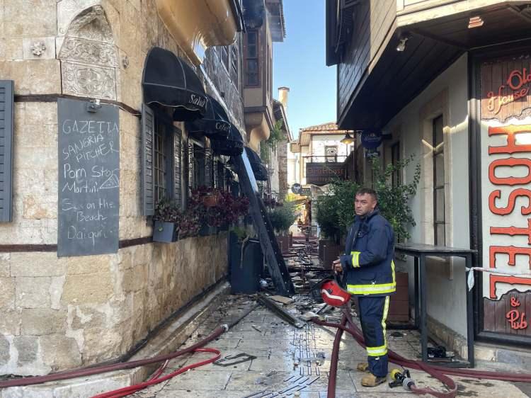 <p>Antalya'nın Muratpaşa ilçesinde butik otelde çıkan yangında Lübnanlı 2 turist hayatını kaybetti, 10 kişi yaralandı.</p>
