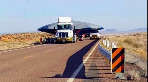 <p>Ayrıca UFO'nun göründüğü hava sahası ya da 'uyarı alanı', donanma havacılarının eğitim tatbikatlarında kullanılmak üzere kordon altına alınmıştı.</p>
