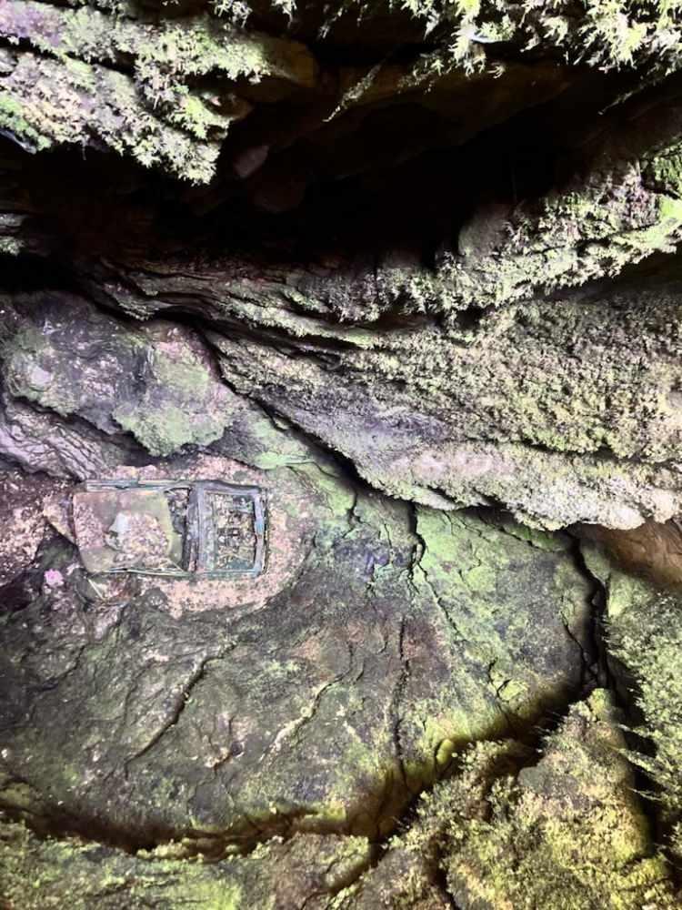 <p>Antalya’da 5 yıldır mağara araştırması yapan Hacettepe Üniversitesi Mağara Araştırma Topluluğu Ormana Mahallesi sınırları içerisinde bulunan mağaranın içerisinde Murat 124 marka otomobil buldu.</p>

<p> </p>

<p>HÜMAK Başkanı Ahmet Öztürk, <strong>"Ekibimizdeki mağaraya inen tüm arkadaşlar heyecanlandılar. Biz de içerisinde gördüğümüz arabadan dolayı bu mağaraya “Arabalı” ismini vermeyi uygun gördük. </strong></p>

<p> </p>

<p><strong>Bu mağaranın dikeyi yaklaşık olarak 40-50 metre civarında. Haritalama çalışmaları devam ettiği için yatay kısmının derinliği tam olarak çıkarılmadı. Şu an ön gördüğümüz 70 metre kadar ilerlediği yönünde.”</strong> dedi.</p>

