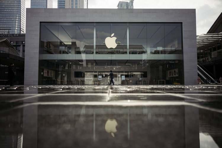 <p>Sızdırılan yeni patent bilgilerine göre Apple'ın yuvarlanabilir bir iPhone üzerinde çalışıyor olabileceği iddia edildi.</p>
