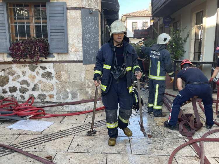 <p>Kontrol altına alınan yangında Lübnanlı turistler Dory Mhomma ve Viviane Saad yaşamını yitirdi. </p>
