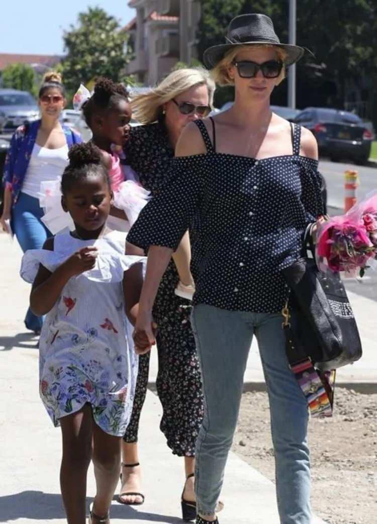 <p><strong><span style="color:#8B4513">"Jackson 3 yaşındayken bana 'Ben erkek değilim' dedi. Ben de herhangi bir ebeveyn gibi 'Peki' dedim. İki &ccedil;ok g&uuml;zel kız sahibiyim"</span> diyen Theron, yaradılış ger&ccedil;eğini yok saydı.&nbsp;A&ccedil;ıklamalarıyla eleştirileri &uuml;zerine &ccedil;eken oyuncu, <span style="color:#8B4513">"Bir ebeveyn olarak g&ouml;revim onların tercihlerini ve onları sevmek ve ne olmak istiyorlarsa ona ulaşmaları i&ccedil;in gereken t&uuml;m desteği vermek."</span> demişti.</strong></p>
