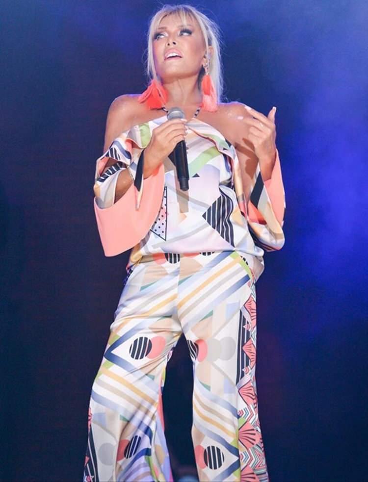 <p><span style="color:#000000"><strong>Konserinin ilk bölümünde kendisi izlemeye gelenler arasında yer alan şarkıcı Selin Geçit'i sahneye davet eden ünlü sanatçı, "Yeni neslin müziklerini seviyorum. Hiç durmadan üretmeye devam ediyorlar. Selin de benim çok beğendiğim bir ses" diyerek ünlü isimle düet yaptı.</strong></span></p>