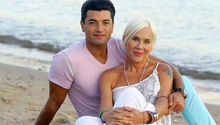 <p><span style="color:#B22222"><strong>"KALBİMDE YERİ BAMBAŞKA"</strong></span></p>

<p><span style="color:#800080"><strong>Gazetecilerin sorularını yanıtlayan 39 yaşındaki oyuncu şu ifadeleri kullandı:</strong></span></p>

<p><strong>"Vefatı bir yıla yaklaşıyor. Halen &ccedil;ok seviyorum. Benimle birlikte yaşıyor. &Ouml;zlemim &ccedil;ok artıyor. Evin her yerinde o var. Herkes kedileri seviyor, onlar bizim &ccedil;ocuklarımız. Evdeler halen... Kalbimde yeri başka..."</strong></p>
