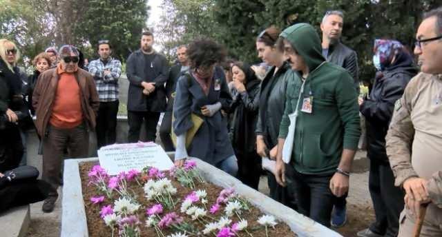 <p><strong>Billur Kalkavan'ın defnedildiği gün mezarı çiçeklerle donatılmıştı. 9 ay sonra mezar ziyaretinde bulunan neye uğradığını şaşırdı.</strong></p>

<p> </p>
