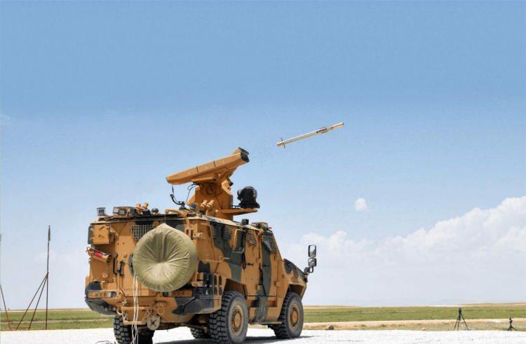 <p>Füze sistemi sahip olduğu Görüntüleyici Kızılötesi Arayıcı Başlık (IIR) teknolojisi ile hedef vuruş hassasiyetini artırırken, envanterde mevcut benzer sistemden daha yüksek tesire sahip kısmi delici titanyum parçacıklı harp başlığı ile hava hedeflerinin imha edilmesinde de önemli bir avantaja sahip.</p>