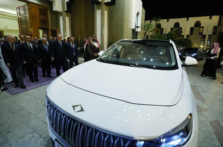 <p>Cumhurbaşkanı Erdoğan ve Veliaht Prens Selman, Al Salam Sarayı'nın avlusunda bir süre Togg'u inceledi.</p>
<p> </p>