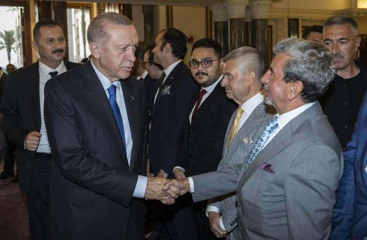 <p>Cumhurbaşkanı Recep Tayyip Erdoğan, Suudi Arabistan'da konaklayacağı otele geldi. Cumhurbaşkanı Erdoğan, burada kendisini karşılamaya gelenlerle tokalaştı.</p>