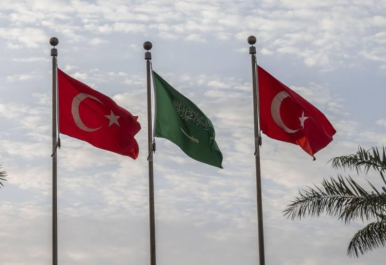 <p>Erdoğan, Cidde temasları kapsamında Al Salam Sarayı'nda resmi törenle karşılanacak, Suudi Arabistan Veliaht Prensi Muhammed Bin Selman ile heyetler arası ve baş başa görüşmelere katıldı.</p>