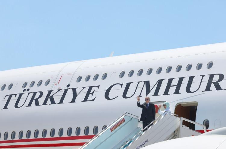 <p>Cumhurbaşkanı Recep Tayyip Erdoğan, özel uçak "TC-TRK" ile Körfez turunun ilk durağı olan Suudi Arabistan'ın Cidde şehrine geldi.</p>