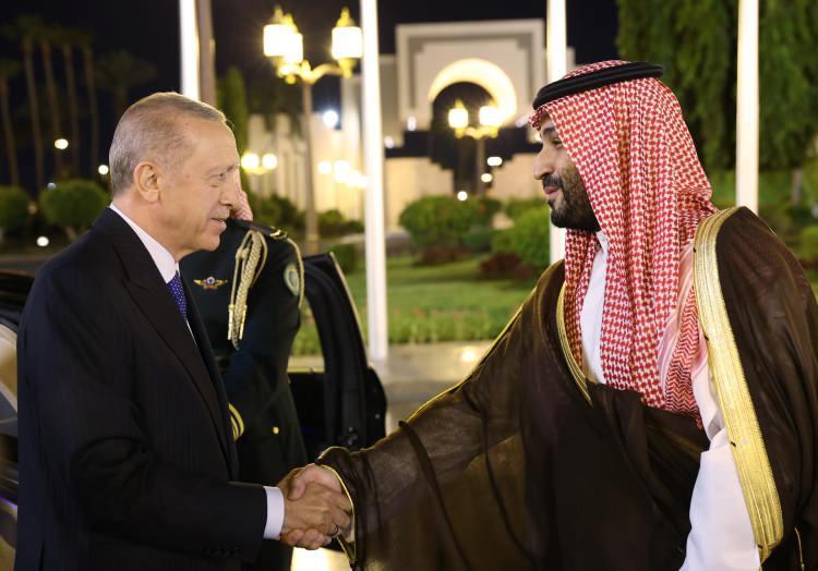 <p>Cumhurbaşkanı Recep Tayyip Erdoğan, resmi ziyarette bulunduğu Suudi Arabistan'ın Cidde şehrinde Suudi Arabistan Veliaht Prensi Muhammed Bin Selman tarafından resmi törenle karşılandı.</p>