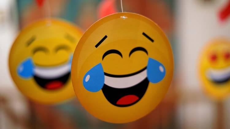 <p>En fazla kullanılan emojiler listesinde ilk sırada, 75 ülkede kullanıcıların favorisi olan <strong>"sevinç gözyaşlarıyla gülen yüz"</strong> emojisi yer alıyor.</p>
