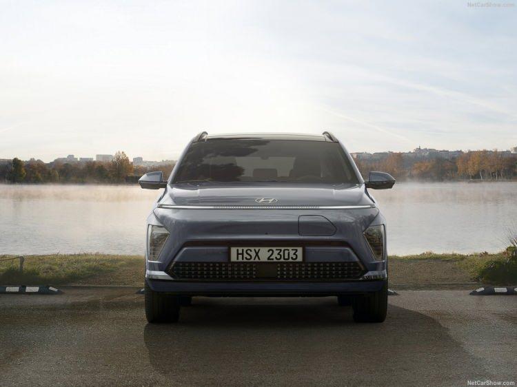 <p>Tüm dünyada hızla yükselen bir trend haline gelen B-SUV segmentinde tüketicilerin dikkatini farklı tasarım ögeleri ve üst düzey sürüş dinamikleriyle çeken Hyundai, yeni Kona'nın ön ve arka bölümünde pürüzsüz bir görünüm sunuyor.</p>
