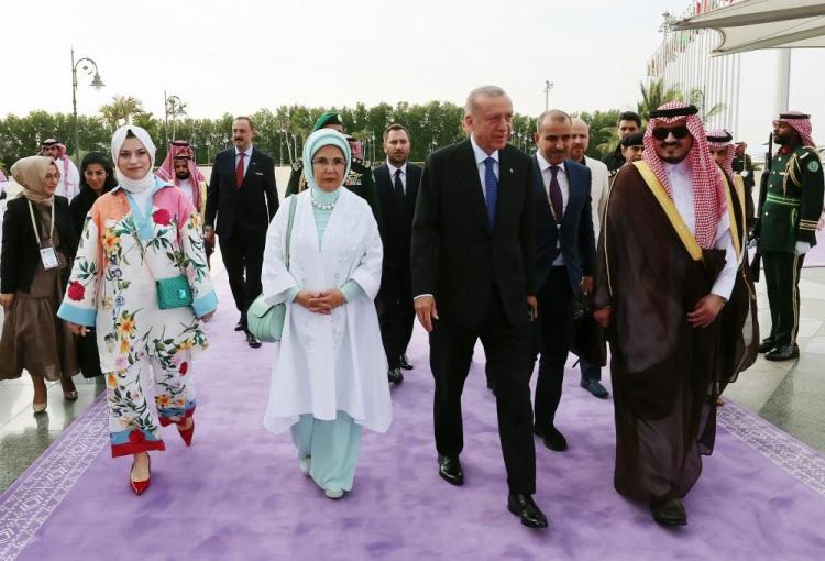 <p>Cumhurbaşkanı Erdoğan ile eşi Emine Erdoğan, Dışişleri Bakanı Hakan Fidan, Enerji ve Tabii Kaynaklar Bakanı Alparslan Bayraktar, Milli Savunma Bakanı Yaşar Güler, Sanayi ve Teknoloji Bakanı Mehmet Fatih Kacır, Ticaret Bakanı Ömer Bolat, AK Parti Genel Başkan yardımcıları Ömer Çelik, Zafer Sırakaya, AK Parti milletvekilleri Hulusi Akar, Mustafa Varank, Nureddin Nebati ve MHP Milletvekili İsmail Faruk Aksu, Cumhurbaşkanlığı İdari İşler Başkanı Metin Kıratlı, Cumhurbaşkanlığı İletişim Başkanı Fahrettin Altun, MİT Başkanı İbrahim Kalın, Savunma Sanayii Başkanı Haluk Görgün, Devlet Arşivleri Başkanı Uğur Ünal, Cumhurbaşkanı Başdanışmanı, Büyükelçi Akif Çağatay Kılıç da Cidde'ye geldi.</p>