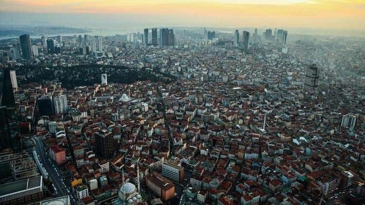 <p>İstanbul'da yaşayan ancak bahar ayları ile birlikte memleketlerine gidip yılın yarısını orada geçiren, çoğunluğunu emeklilerin oluşturduğu bir grup var.</p>
