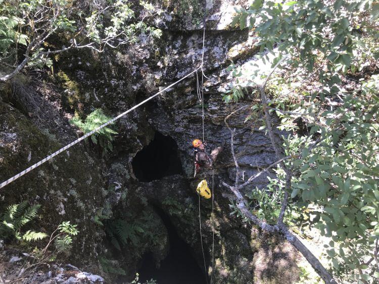 <p>Antalya’da 5 yıldır mağara araştırması yapan Hacettepe Üniversitesi Mağara Araştırma Topluluğu Ormana Mahallesi sınırları içerisinde bulunan mağaranın içerisinde Murat 124 marka otomobil buldu.</p>
