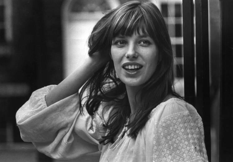 <p><span style="color:#000080"><strong>Şarkılarıyla 70'li yıllara damga vuran aynı zamanda oyuncu olan Jane Birkin, evinde ölü bulundu. Fransız gazetesi Le Parisien ve Fransız TV'si BFM TV'nin aktardığı haberlerde Birkin'in cansız bedeninin Fransa'nın başkenti Paris'teki evinde bakıcısı tarafından ölü bulunduğu belirtildi.</strong></span></p>
<p> </p>