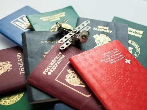 <p>En son yayınlanan Henley Pasaport Endeksi'ne göre Singapurlular 192 destinasyona vizesiz giriş yapabiliyor.</p>
